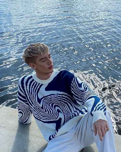 Men’s Abstract Swirl Knit Sweater Blue & White Optical Illusion Pattern Cozy Winter Pullover Streetwear Fashion Jumper